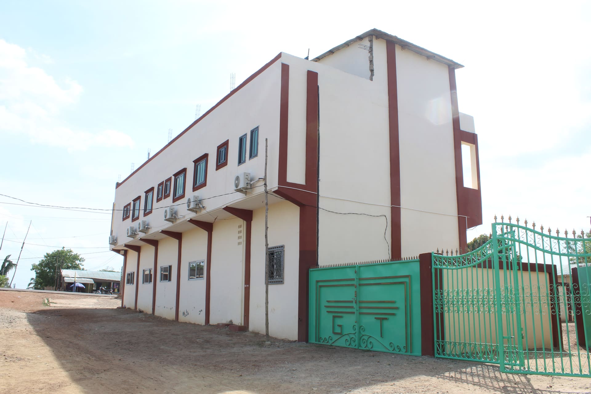Bungalows et véhicule devant le complexe