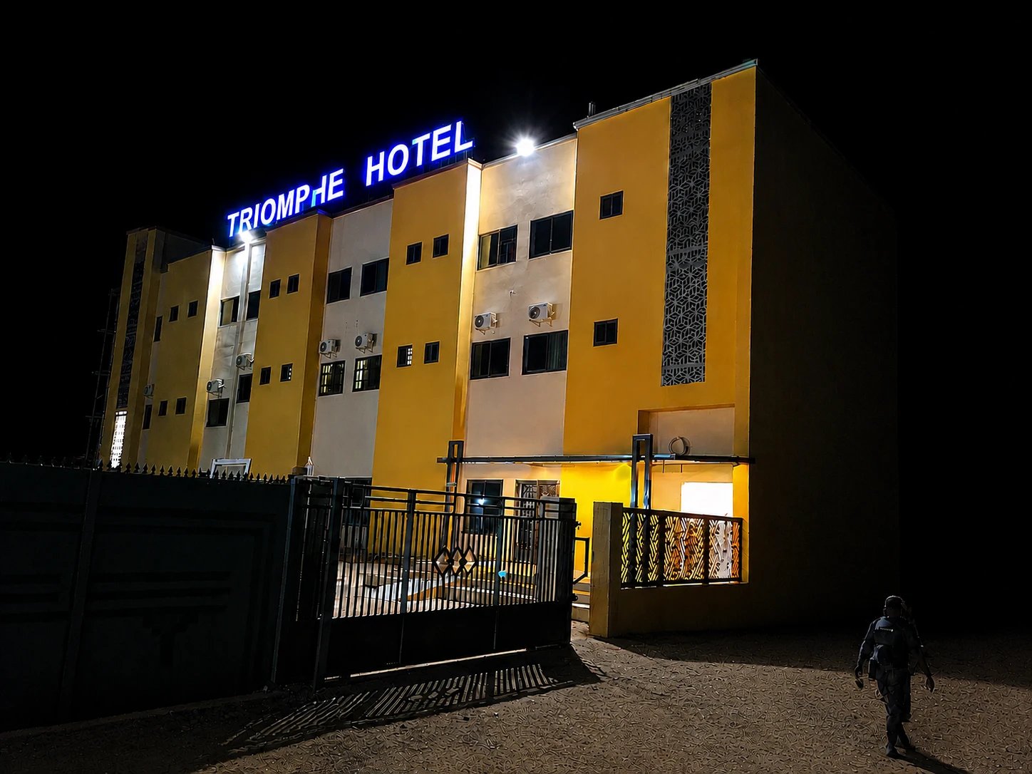 Façade illuminée du Triomphe Hôtel de nuit
