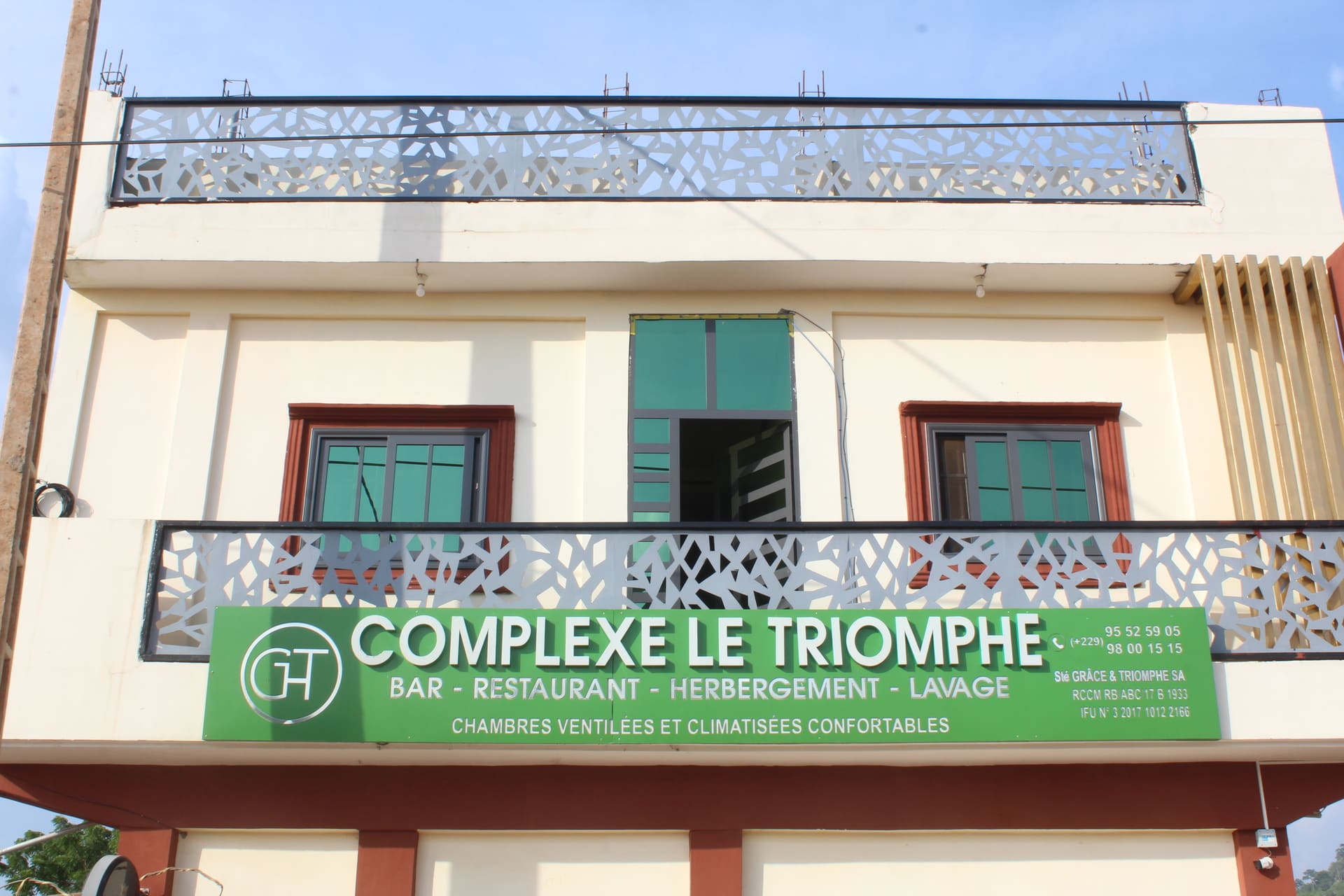 Entrée du Triomphe Hôtel